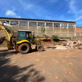 Comprar o produto de Terraplenagem no Riviera de Santa Cristina I em Caçambas em Riviera de Santa Cristina I, SP por Solutudo