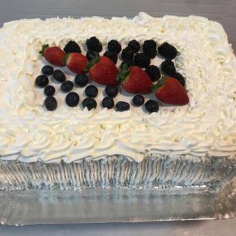 Comprar o produto de Bolos e Chocolates de Qualidade – Cidade Jardim São Paulo em Confeitarias pela empresa Tia Madrinha Bolos e Chocolates em São Paulo, SP por Solutudo