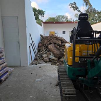 Comprar o produto de Escavação de Piscinas no Guarujá em Locação e Comércio de Máquinas pela empresa Cortopassi Locações - Caçambas e Mini-Escavadeiras em Guarujá, SP por Solutudo
