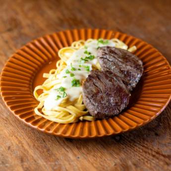 Comprar o produto de Talharim com molho bechamel e medalhão de file mignon em Macarrão em Mineiros, GO por Solutudo Comprar o produto de Talharim com molho bechamel e medalhão de file mignon em Macarrão em Mineiros, GO por Solutudo