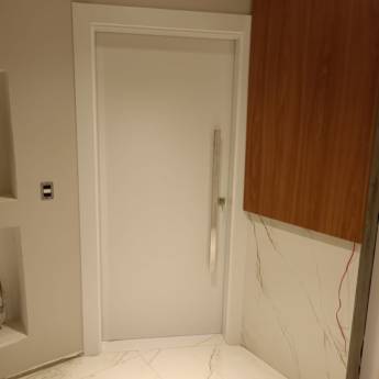 Comprar o produto de Portas Internas e Externas Personalizadas - Segurança e estilo em Pato Branco em Móveis Planejados - Marcenarias em Pato Branco, PR por Solutudo