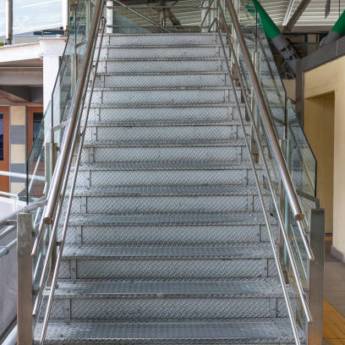 Comprar o produto de Escadas em Aço Inox em Contagem – Design Moderno e Durabilidade Garantida em Serralherias - Estruturas em Contagem, MG por Solutudo