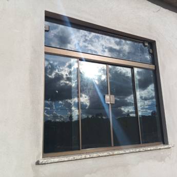 Comprar o produto de Janela vidro temperado com basculante sob medida em Barbacena, MG em Vidraçarias em Ibertioga, MG por Solutudo