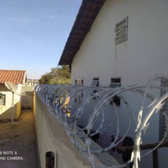 Comprar o produto de Instalação de Concertina – Segurança Perimetral Eficiente em Abaeté/MG em Segurança e Monitoramento em Morada Nova de Minas, MG por Solutudo