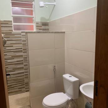 Comprar o produto de Quarto de Hotel com Banheiro – Privacidade e Conforto em São Manuel em Pousadas em Lençóis Paulista, SP por Solutudo