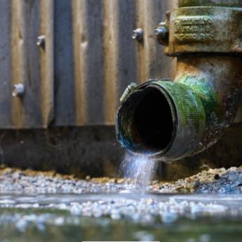 Comprar o produto de Desentupimento da Rede de Água Pluvial em Desentupimento pela empresa Leão Desentupidora em Itaí, SP por Solutudo