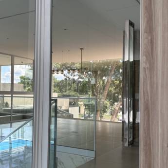 Comprar o produto de Porta Pivotante Linha 42 em Portas de Alumínio pela empresa VerticalGlass - Esquadrias de Alumínio e Vidros em São Manuel, SP por Solutudo