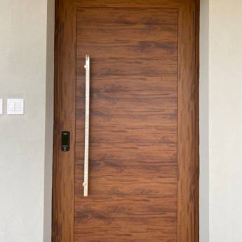 Comprar o produto de Porta Pivotante com Lambri 1500mm na cor Madeira Savana em Portas de Alumínio pela empresa VerticalGlass - Esquadrias de Alumínio e Vidros em São Manuel, SP por Solutudo