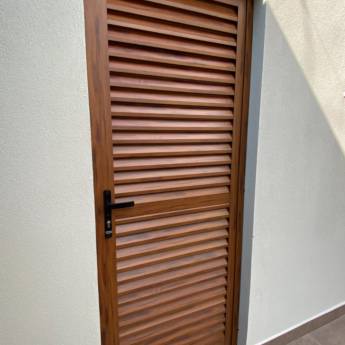 Comprar o produto de Porta de Alumínio em Cor Madeira Savana em Portas de Alumínio pela empresa VerticalGlass - Esquadrias de Alumínio e Vidros em São Manuel, SP por Solutudo
