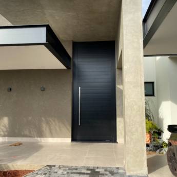 Comprar o produto de Porta Pivotante com Lambri 150mm e Puxador Inox 1500mm em Portas de Alumínio pela empresa VerticalGlass - Esquadrias de Alumínio e Vidros em São Manuel, SP por Solutudo