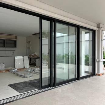 Comprar o produto de Porta de Correr de Alumínio Preto Fosco em Lençóis Paulista, SP em Portas de Alumínio pela empresa VerticalGlass - Esquadrias de Alumínio e Vidros em São Manuel, SP por Solutudo