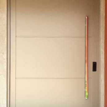 Comprar o produto de Porta Pivotante em ACM na Cor Silver Golden em Portas de ACM pela empresa VerticalGlass - Esquadrias de Alumínio e Vidros em São Manuel, SP por Solutudo