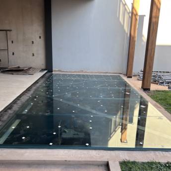 Comprar o produto de Durabilidade e Estilo com Piso de Vidro – Lençóis Paulista em Vidros Fixos pela empresa VerticalGlass - Esquadrias de Alumínio e Vidros em São Manuel, SP por Solutudo