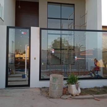 Comprar o produto de Muro de vidro em Vidros Fixos pela empresa VerticalGlass - Esquadrias de Alumínio e Vidros em São Manuel, SP por Solutudo