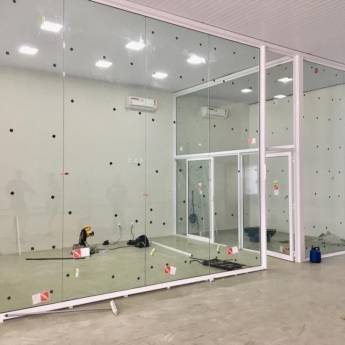 Comprar o produto de Divisória de vidro em Vidros Fixos pela empresa VerticalGlass - Esquadrias de Alumínio e Vidros em São Manuel, SP por Solutudo