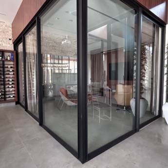 Comprar o produto de Portas de Correr de Alumínio da Cor Preto Fosco em Portas de Alumínio pela empresa VerticalGlass - Esquadrias de Alumínio e Vidros em São Manuel, SP por Solutudo