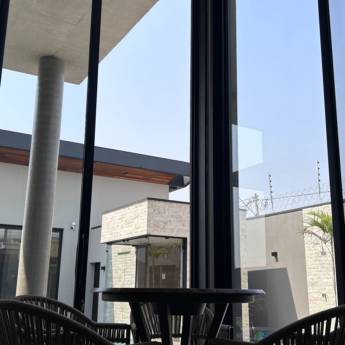 Comprar o produto de Portas de Correr de Alumínio com Grandes Vãos na Cor Preto Fosco em Portas de Alumínio pela empresa VerticalGlass - Esquadrias de Alumínio e Vidros em São Manuel, SP por Solutudo