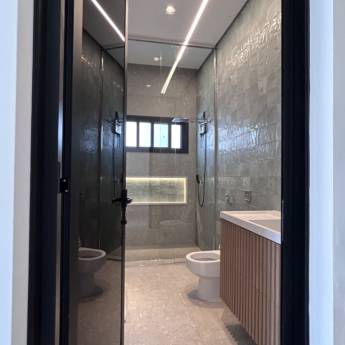 Comprar o produto de Porta de Alumínio na Cor Preto Fosco com Vidro Refletivo em Portas de Alumínio pela empresa VerticalGlass - Esquadrias de Alumínio e Vidros em São Manuel, SP por Solutudo