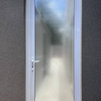 Comprar o produto de Porta de Giro com Vidro Pontilhado em Portas de Alumínio pela empresa VerticalGlass - Esquadrias de Alumínio e Vidros em São Manuel, SP por Solutudo