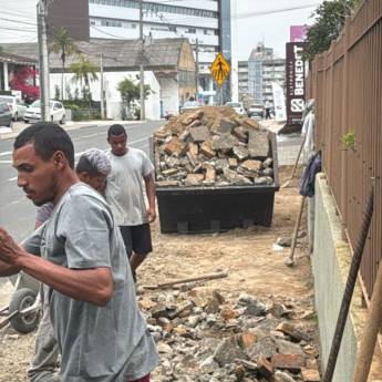 Comprar o produto de Troca de Calçadas, Pavimentação e Tele-Entulho em Criciúma, SC | SM Terraplanagem em Terraplanagens em Criciúma, SC por Solutudo Comprar o produto de Troca de Calçadas, Pavimentação e Tele-Entulho em Criciúma, SC | SM Terraplanagem em Terraplanagens em Criciúma, SC por Solutudo
