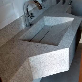 Comprar o produto de Lavatório com Cuba esculpida de Pedra no Granito Itaunas em Granito pela empresa R.R Marmoraria em Cerquilho, SP por Solutudo
