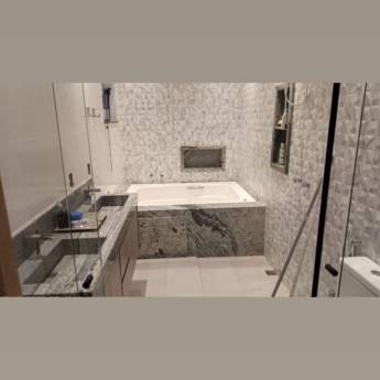 Comprar o produto de Lavatório, nicho e revestimento de banheira no granito Branco Nepal em Granito pela empresa R.R Marmoraria em Cerquilho, SP por Solutudo