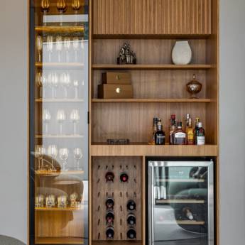 Comprar o produto de Bar Planejados no Ninho Verde II – Design Funcional em Móveis Planejados - Marcenarias em Ninho Verde II Eco Residence, SP por Solutudo