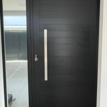 Comprar o produto de Porta de Entrada em Tatuí - Beleza e Durabilidade para seu Lar em Vidraçaria pela empresa Moraes Esquadrias de Alumínio em Cerquilho, SP por Solutudo