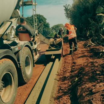 Comprar o produto de Obras de Infraestrutura em Pavimentação Asfáltica pela empresa Lucano Terraplanagem e Pavimentação em Cândido Mota, SP por Solutudo