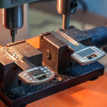 Comprar o produto de Cópia de Chave Rápida e Segura em Avaré – JR Chaveiro em Chaves em Cerqueira César, SP por Solutudo