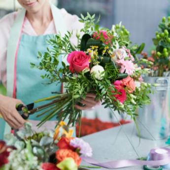 Comprar o produto de Floricultura: Beleza e Elegância em Brasília/DF em Telemensagens pela empresa ACL Mensagens Ao Vivo - Telemensagens  em Santo Antônio do Descoberto, GO por Solutudo