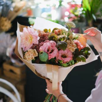 Comprar o produto de Flores: Encante com Beleza em Brasília/DF em Telemensagens pela empresa ACL Mensagens Ao Vivo - Telemensagens  em Santo Antônio do Descoberto, GO por Solutudo