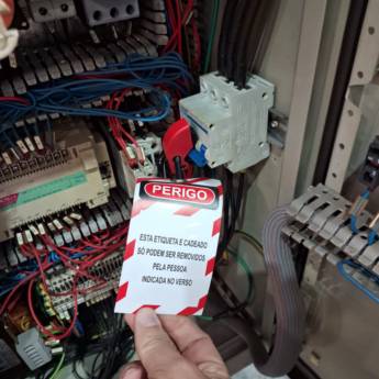 Comprar o produto de Treinamento de Segurança em Instalações e Serviços em Eletricidade - NR 10 em Ribeirão Preto com a Viterseg em Segurança do Trabalho pela empresa Viterseg - Viterbo Segurança do Trabalho em Santa Rosa de Viterbo, SP por Solutudo