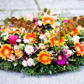 Comprar o produto de Coroa de Flores em Araquari – Homenagem com Elegância e Respeito em Floriculturas em Joinville, SC por Solutudo