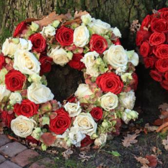 Comprar o produto de Coroa para Velório em Araquari – Homenagem com Dignidade e Respeito em Floriculturas em Joinville, SC por Solutudo