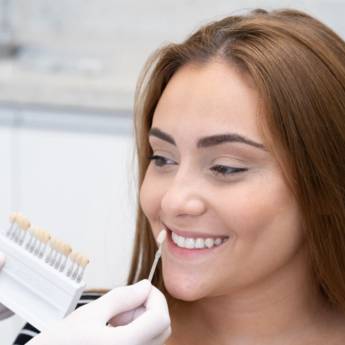 Comprar o produto de Clareamento Dental - Sorriso Brilhante em Uberlândia/MG em Odontologia pela empresa Prado e Neves  em Ituiutaba, MG por Solutudo
