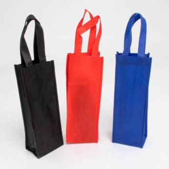 Comprar o produto de 18736 Porta Garrafa TNT em Sacolas em TNT pela empresa Public Gráfica e Brindes em Ribeirão Preto, SP por Solutudo