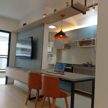 Mesa e prateleira com estilo industrial em Taubaté, SP