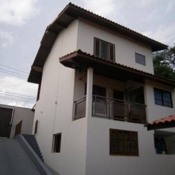 Comprar o produto de Casa bem localizada com grande terreno em Venda - Casas em Itatiba, SP por Solutudo