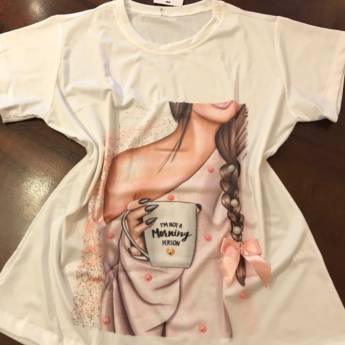 Comprar o produto de T-shirt personalizada menina com caneca em Roupas e Acessórios pela empresa Loja Ego - Roupas e Acessórios Femininos Multimarcas em Botucatu, SP por Solutudo