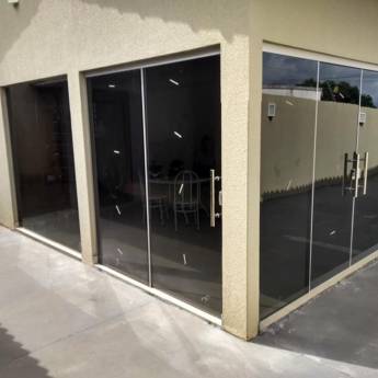 Comprar o produto de Porta 4 folhas de vidro fumê com puxadores cromados, Porta 2 folhas de vidro fumê com puxador H tubolar, Vidros fixos fumê. em Vidros em Mineiros, GO por Solutudo