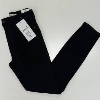 Comprar o produto de Calça feminina Ouzzare em A Classificar em Uberlândia, MG por Solutudo