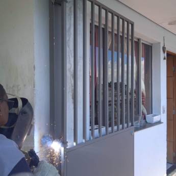 Comprar o produto de Portas Meia Aberta, Meia Fechada em São Paulo – Segurança e Estilo em Serralherias - Estruturas em São Paulo, SP por Solutudo