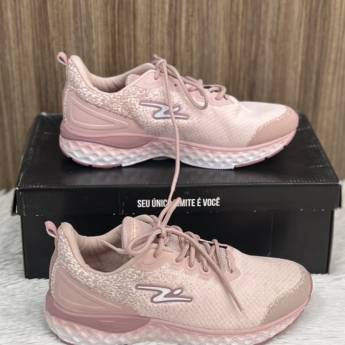 Comprar o produto de Tênis feminino Adrun em A Classificar em Uberlândia, MG por Solutudo