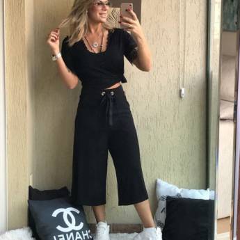 Comprar o produto de Calça de Malha Pantacourt c/ Fivela (Semelhante a essa Disponível na Cor Azul Marinho e Tamanho: 42/44). em Calças em Bauru, SP por Solutudo