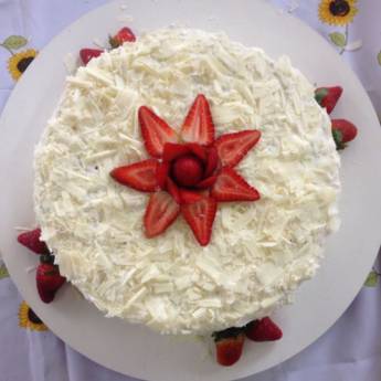 Comprar o produto de Bolo de Chocolate Branco com Morango em Bolos e Doces em Bauru, SP por Solutudo