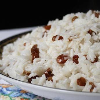 Comprar o produto de Arroz Branco com Passas • Quilo em Acompanhamento pela empresa Villa D'Ouro Rotisseria - Marmitas, Assados, Massas e Salgados. em Atibaia, SP por Solutudo