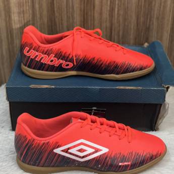 Comprar o produto de Chuteira adulta Umbro Indoor em A Classificar em Uberlândia, MG por Solutudo