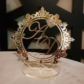 Comprar o produto de TOPO DE BOLO BRASÃO ESPELHADO DOURADO INICIAIS M13 em Noivinhos o casamento em Joinville, SC por Solutudo