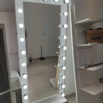 Comprar o produto de Espelho Camarim com rodinhas de silicone - Bauru em Espelhos em Bauru, SP por Solutudo